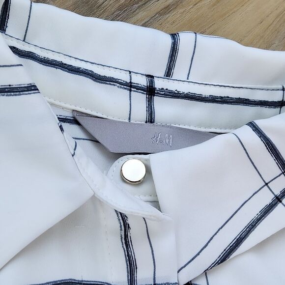 ☔️🩵H&M Ivory & Gray Windowpane Buttoned Front Long Sleeve Top Size 4 - Picture 7 of 12